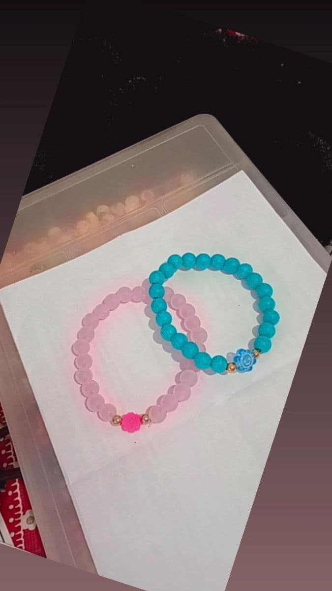 Pulseiras de florzinha com carinhas