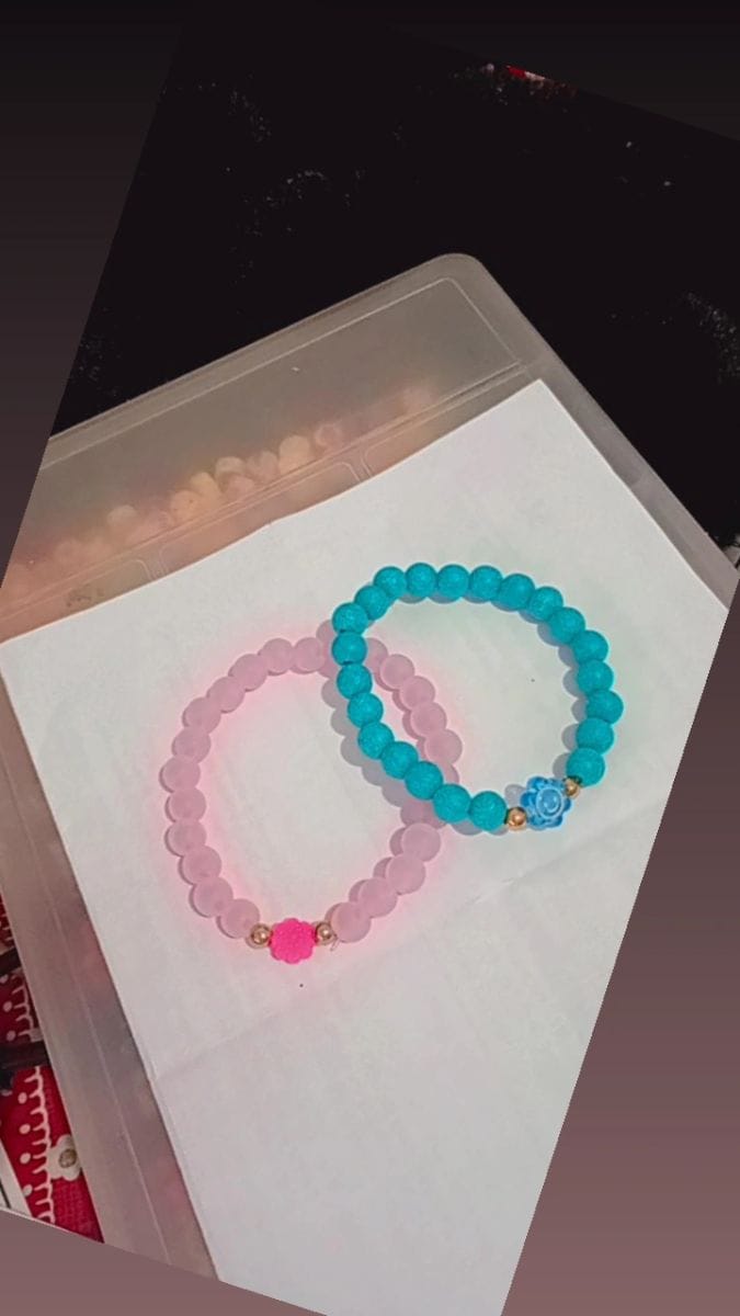 Pulseiras de florzinha com carinhas - Foto 1