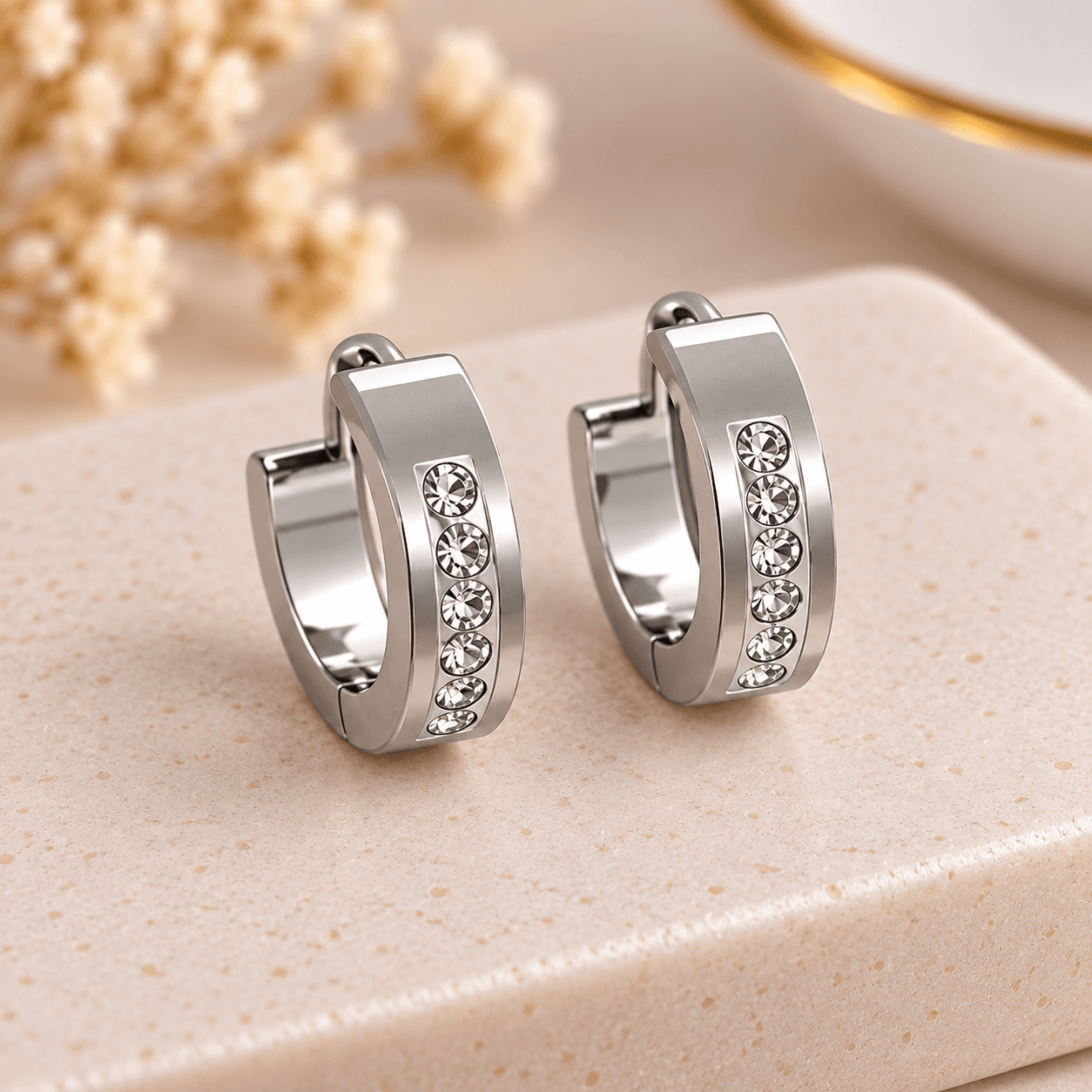 ARGOLA DOURADA COM STRASS PRATA - Foto 1