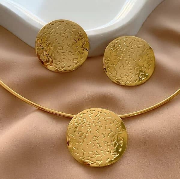 CONJUNTO DE COLAR ARO E BRINCO MEDALHA TEXTURIZADA DOURADO