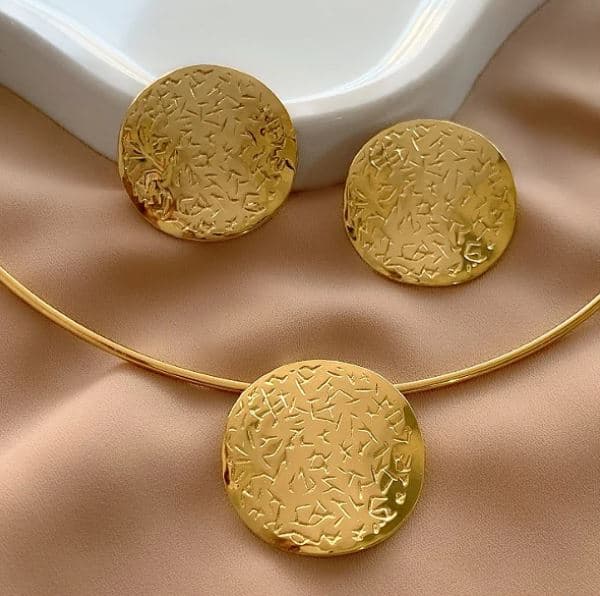 CONJUNTO DE COLAR ARO E BRINCO MEDALHA TEXTURIZADA DOURADO