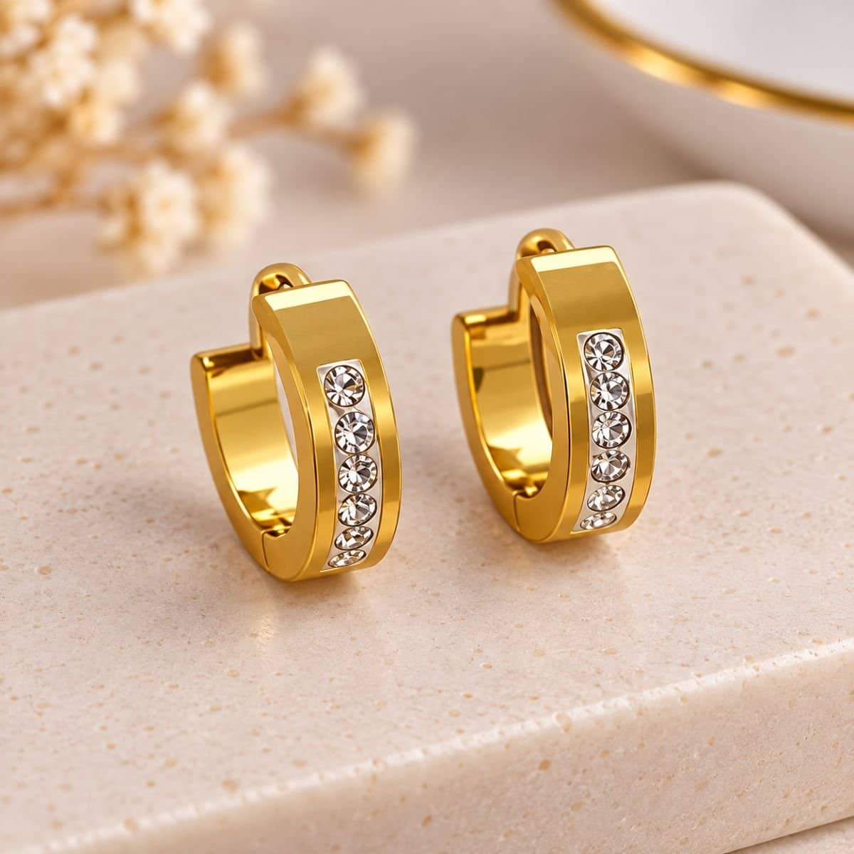 ARGOLA DOURADA COM STRASS DOURADO