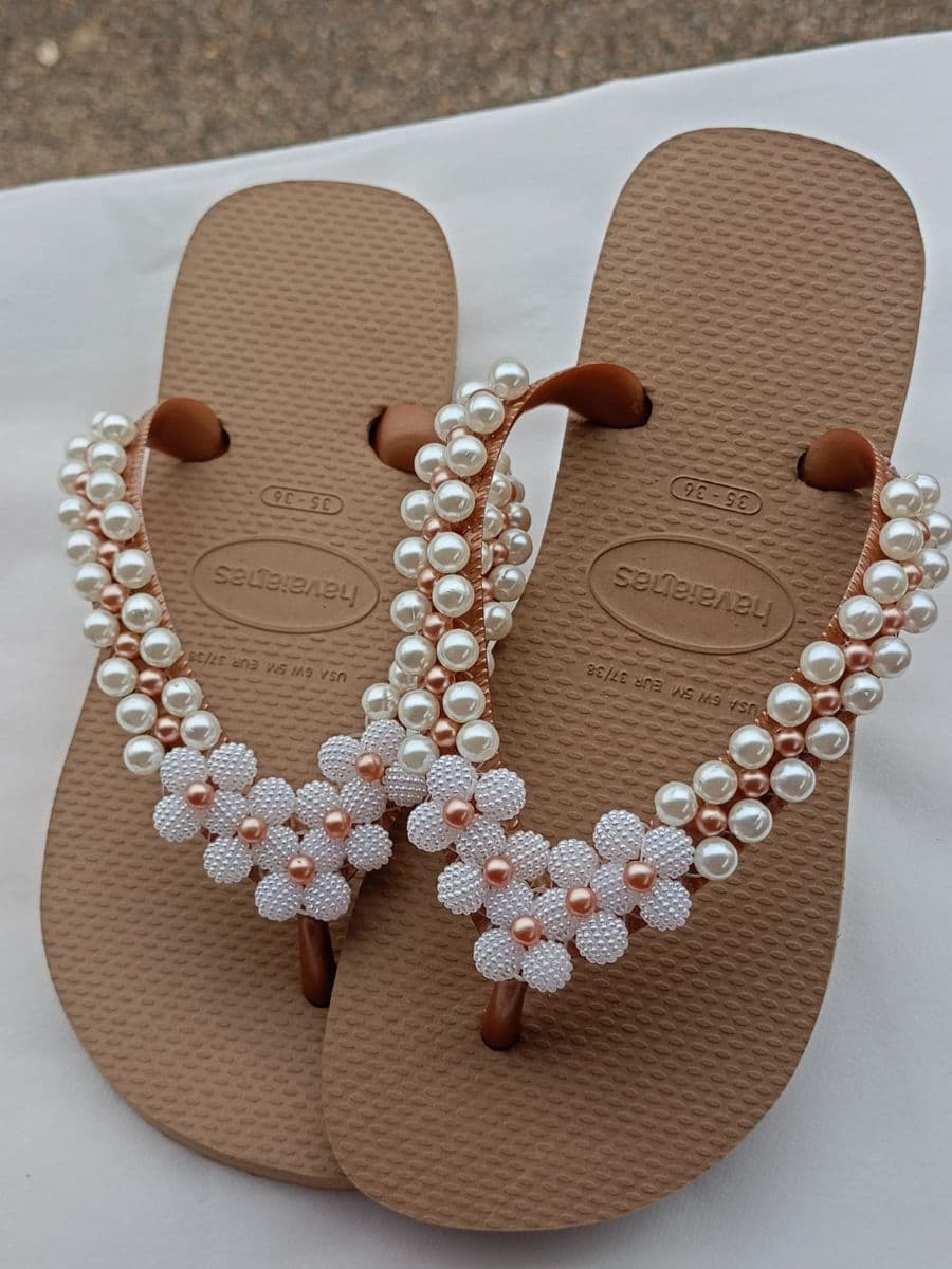 Sandália customizada com pérolas