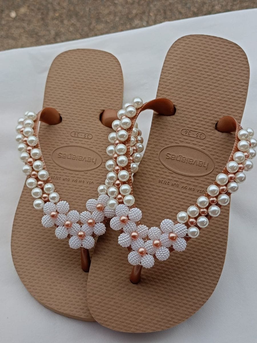 Sandália customizada com pérolas - Foto 1