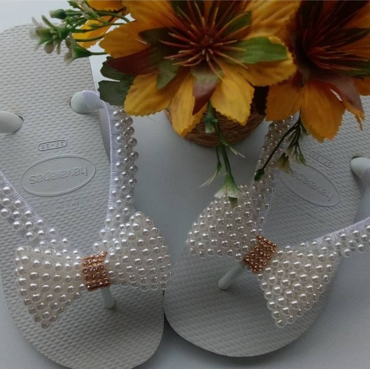 Sandália customizada com pérolas - Foto 3