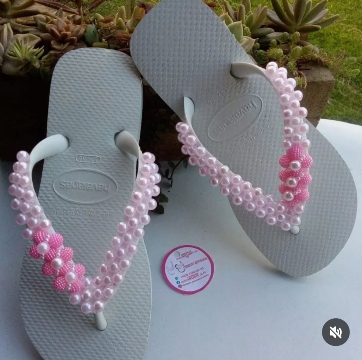 Sandália customizada com pérolas - Foto 2