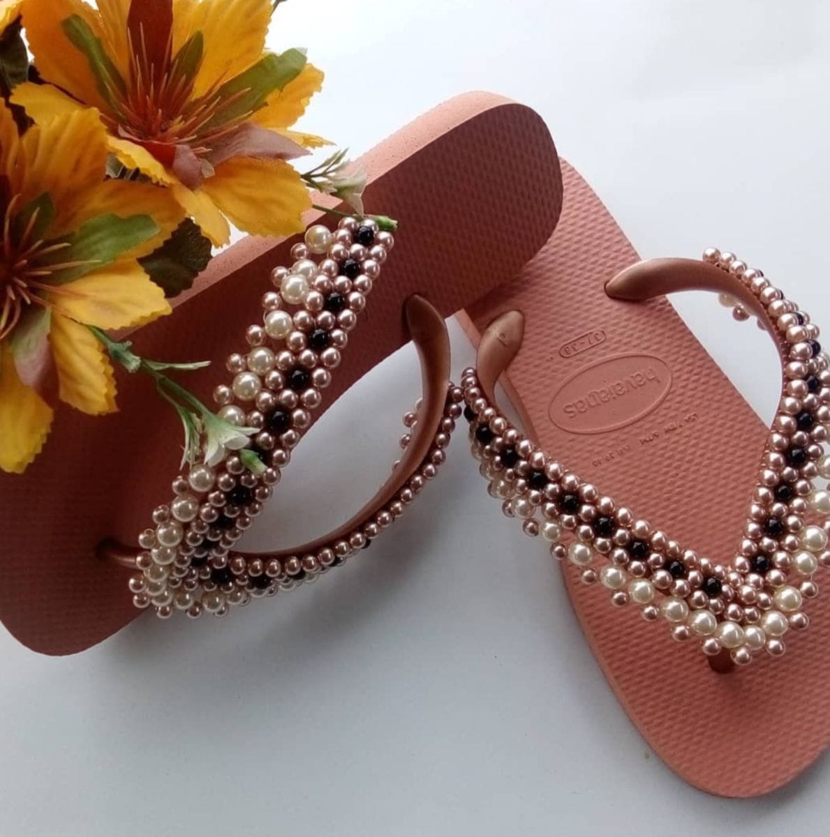 Sandália customizada com pérolas - Foto 4